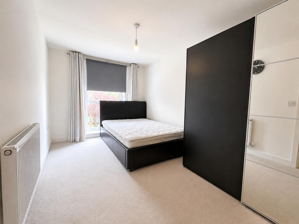 Apartment in Southall - View 4