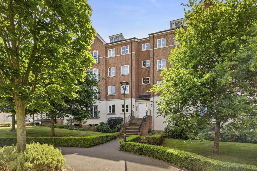 2-bed flat on Viridian Square, Aylesbury (no Chain & Long Lease), £180,000