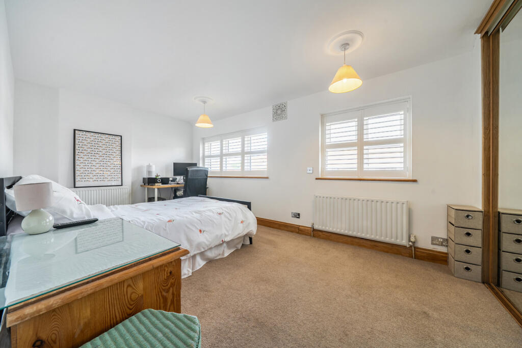 House in Dartford - More