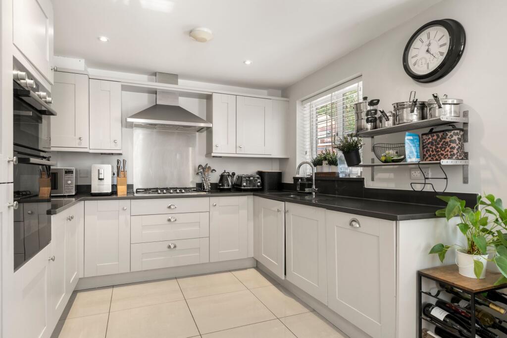 Soprano Way, Esher, KT10 photo 4