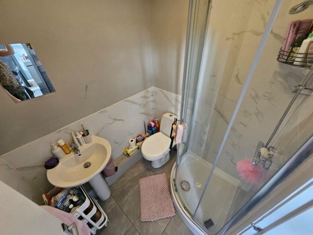 6 bedroom end of terrace house for rent
