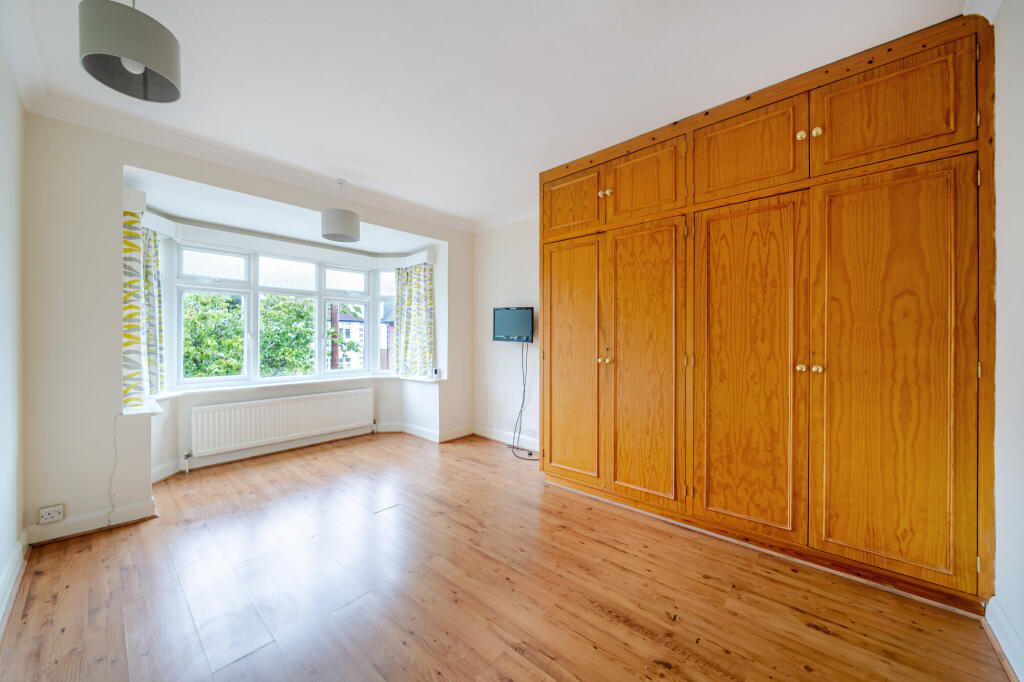 House in Kingston upon Thames - More