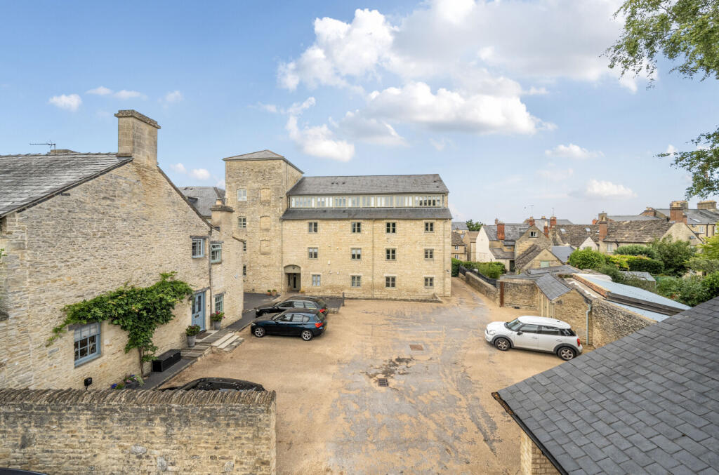 2-bed apartment on Lewis Lane, Cirencester, Gloucestershire, GL7, £300,000