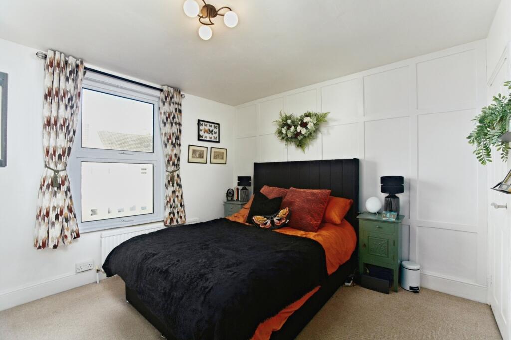 House in London, Waddon - More