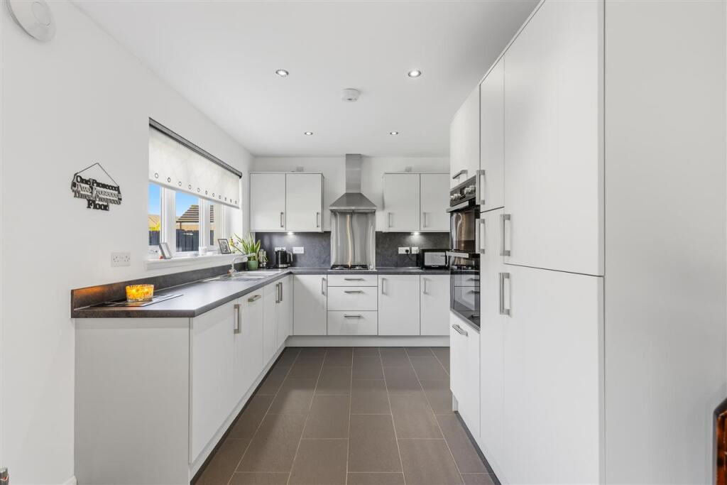 House in West Calder, Monarch's Way, West Lothian - View 4