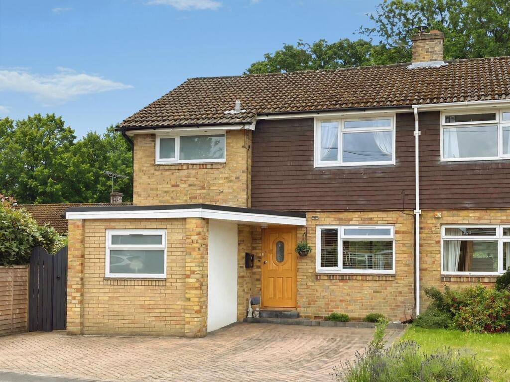 3-bed semi-detached on Netley Lodge Close, Netley Abbey, Southampton, SO31, £425,000