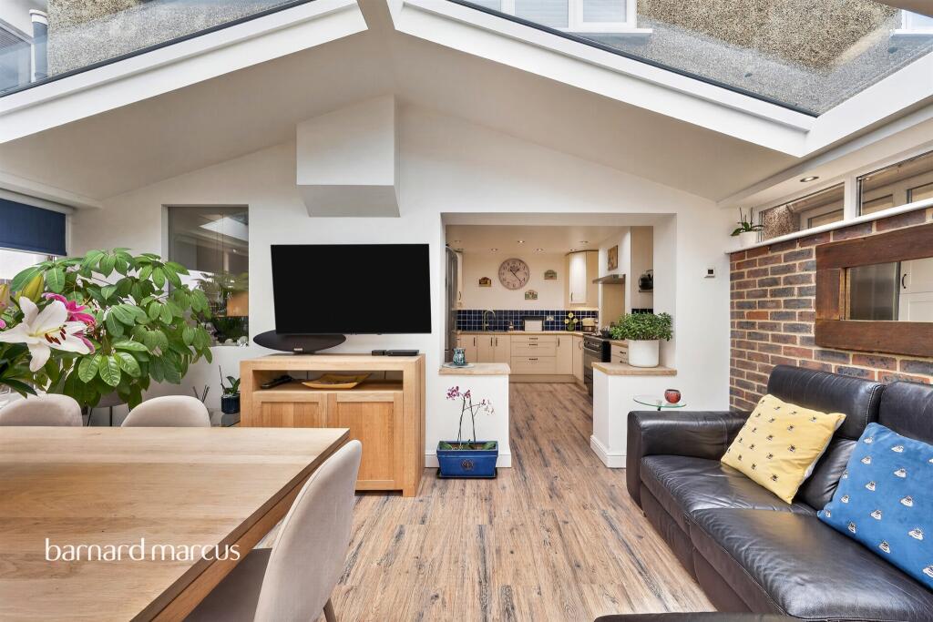 House in London, Royal Borough of Kingston upon Thames - View 5
