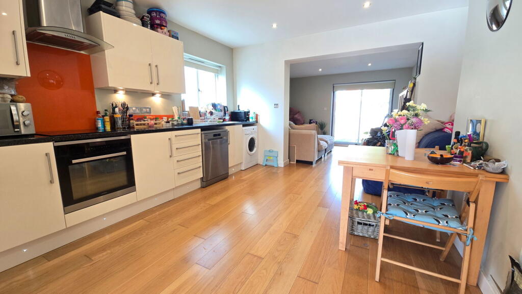 Courtlands Road, Newbury, RG14 7LA photo 2