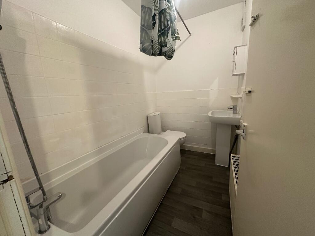 Apartment in Manchester, Old Trafford - View 5