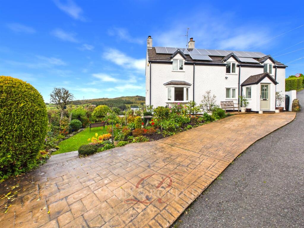3-bed detached on Nant Road, Bwlchgwyn, Wrexham, £415,000