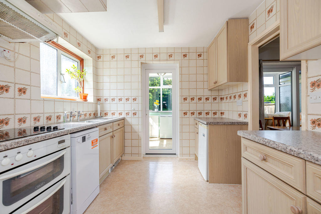 Crowborough Close, Warlingham photo 4