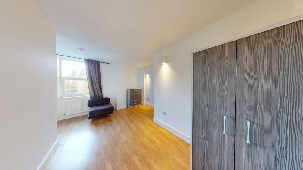Main image of property: 960 High Road,  London, N12