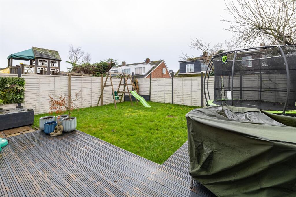 Walk House Close, Cranfield, Bedford photo 4