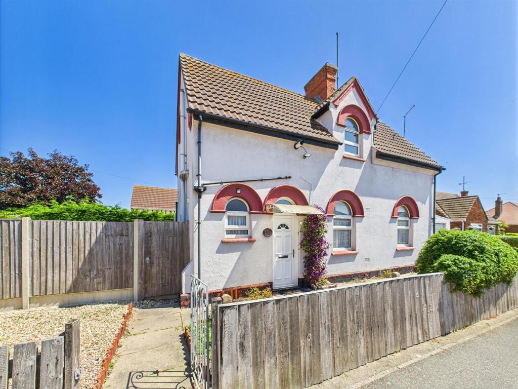 3-bed detached on Wellington Road, Mablethorpe, £225,000