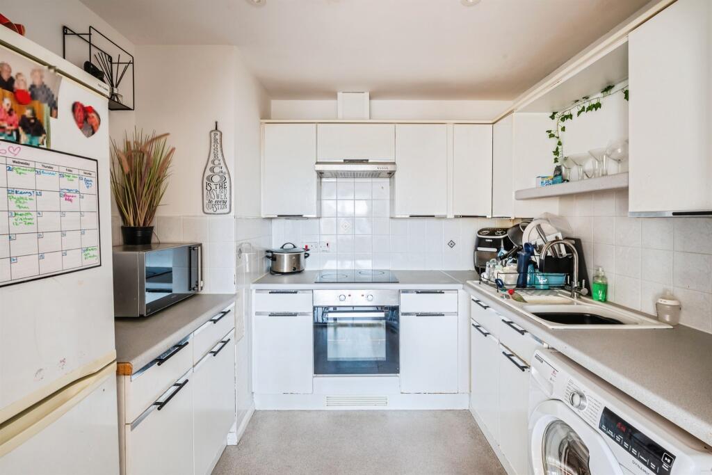 Apartment in Eastbourne, East Sussex - View 3