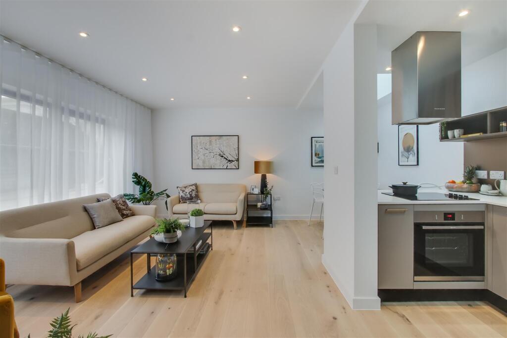 House in Gloucester - View 5