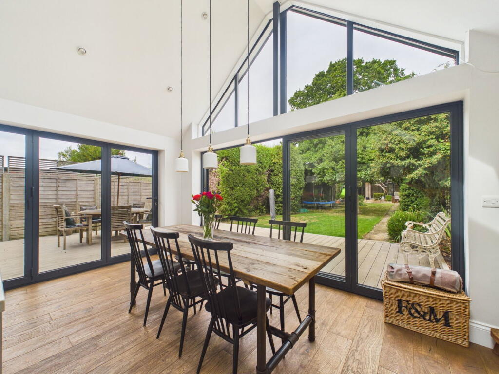House in Horsham, Oakhill - More