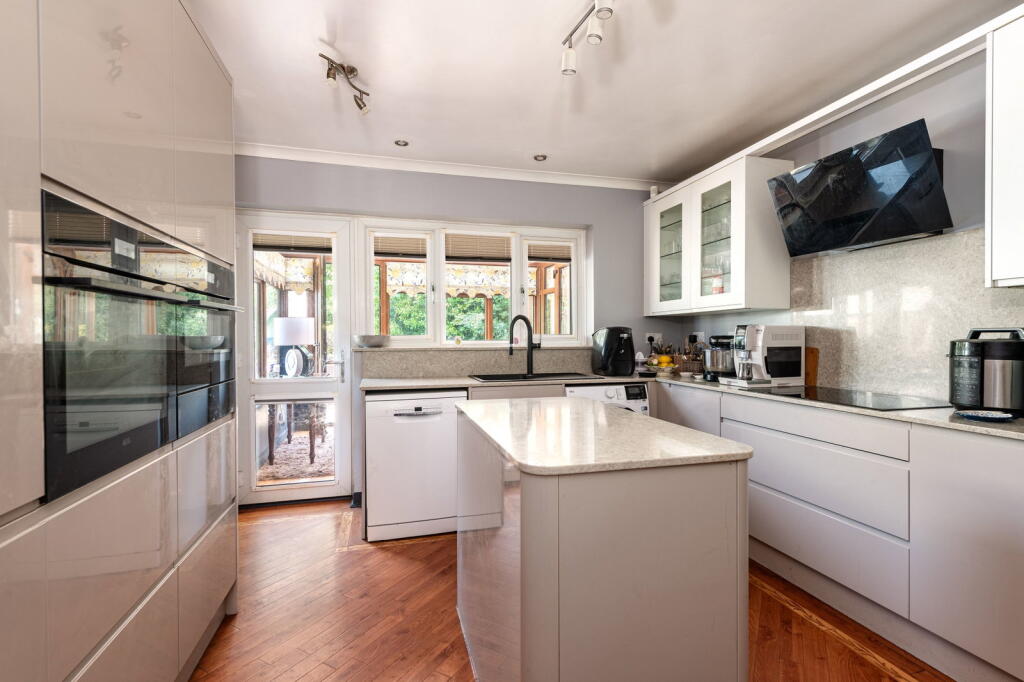House in Minster-on-Sea, Brambledown - More