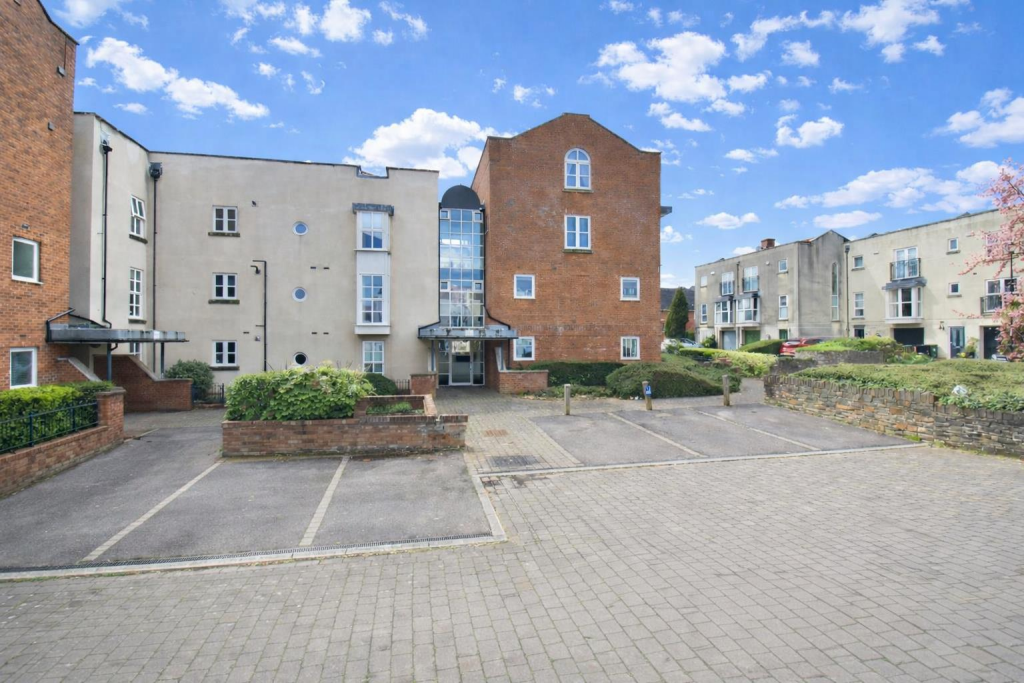Main image of property: Fantastic Flat on Strathearn Drive, Westbury-On-Trym, Bristol