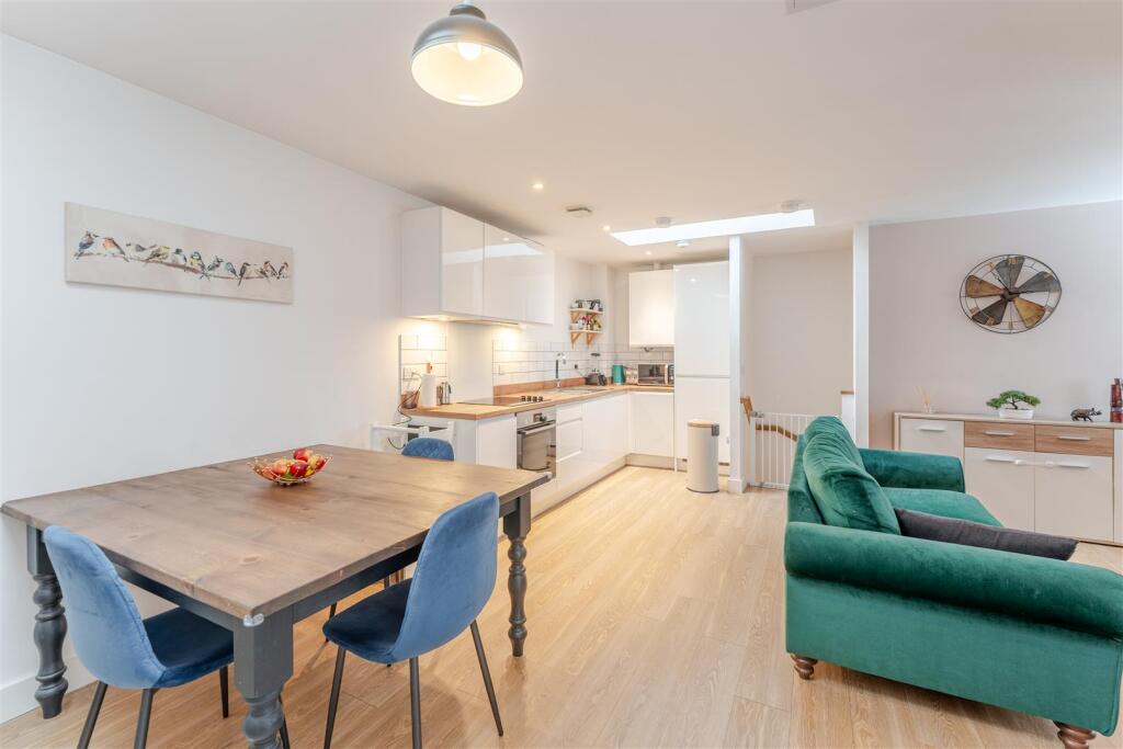 Beautifully presented coach house, ideally situated in Yatton's North End on Eaton Park photo 4