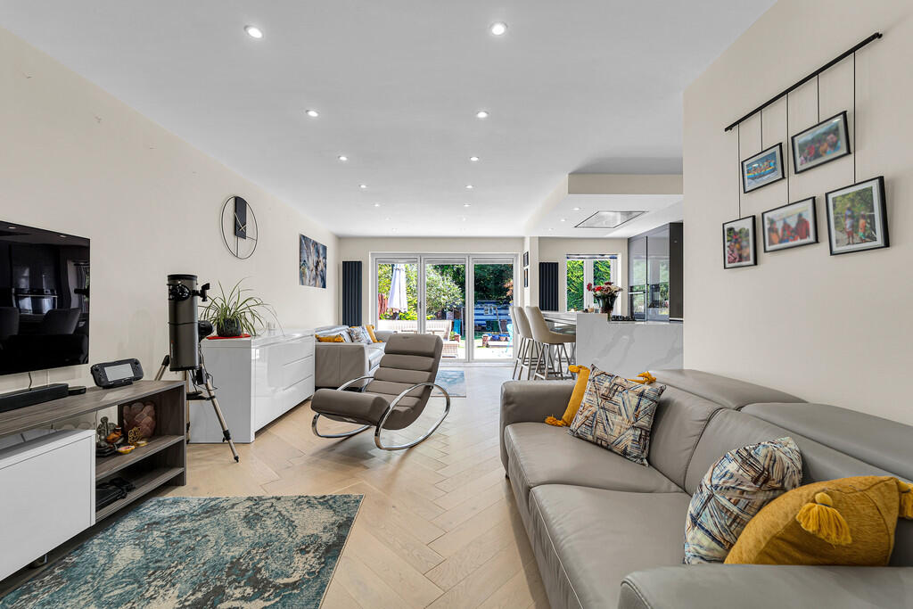 Anglesey Close, Ashford photo 3