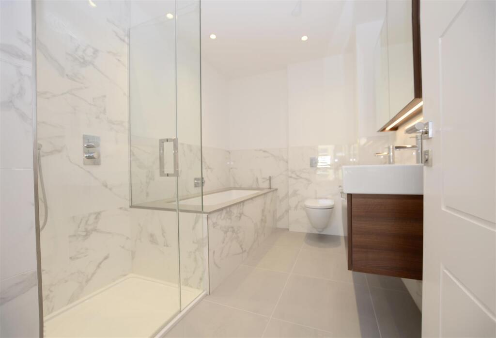 Apartment in Teddington, Hampton Wick - View 4