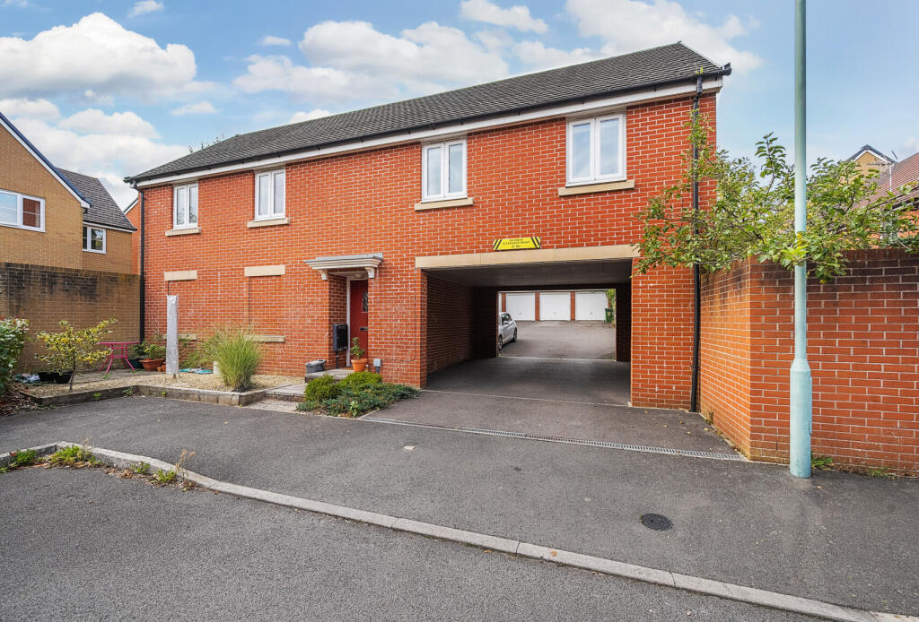 2-bed flat on Jack Russell Close, Stroud, Gloucestershire, GL5, £210,000