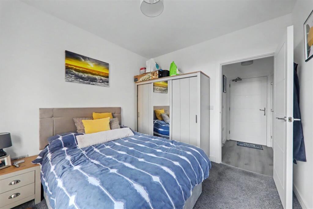 Apartment in Worthing, West Sussex - More