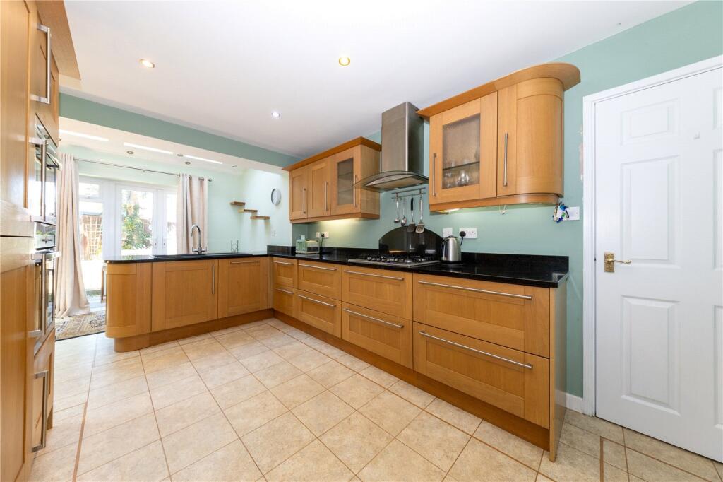Walnut Acre, Marlborough Place, Toddington, Bedfordshire, LU5 photo 4