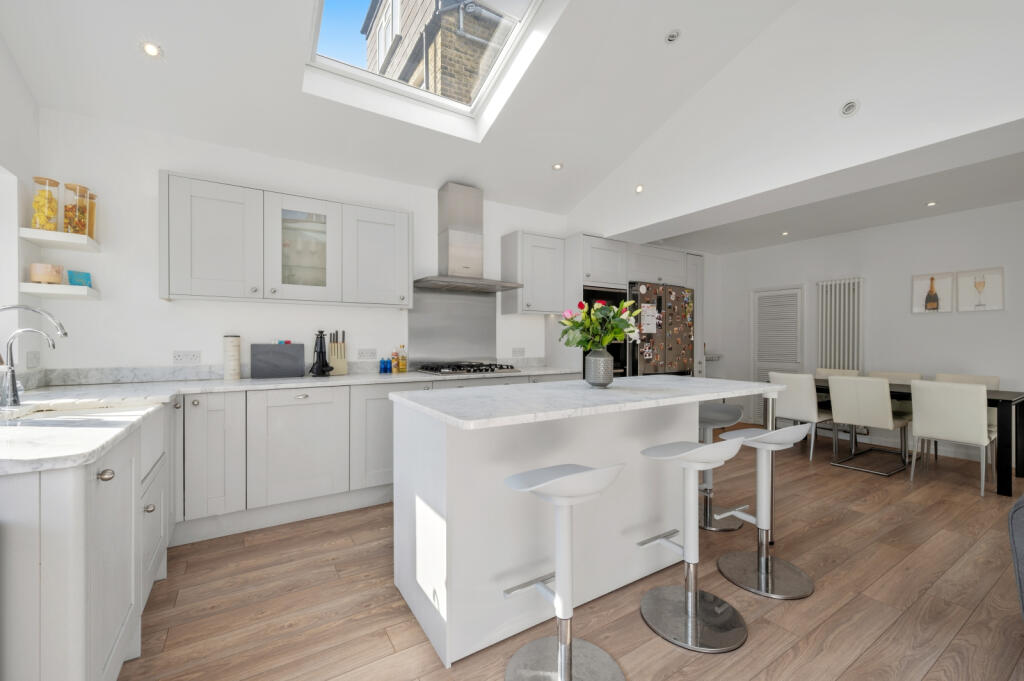 House in New Malden, West Barnes - View 3