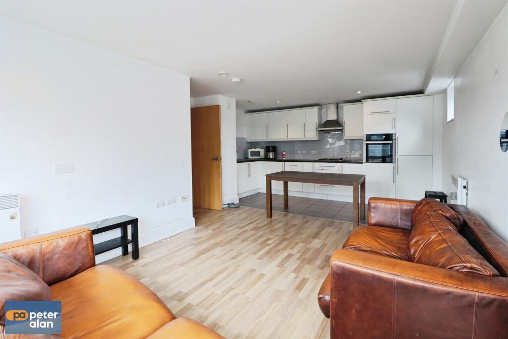 Apartment in Cardiff, Crockherbtown, Castle - View 4