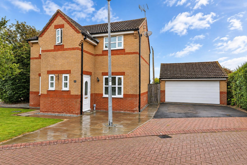 3-bed detached on Cheyne Garth, Hornsea, £300,000