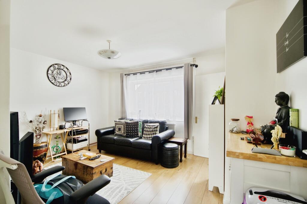 House in Broxbourne, Waltham Cross - View 2