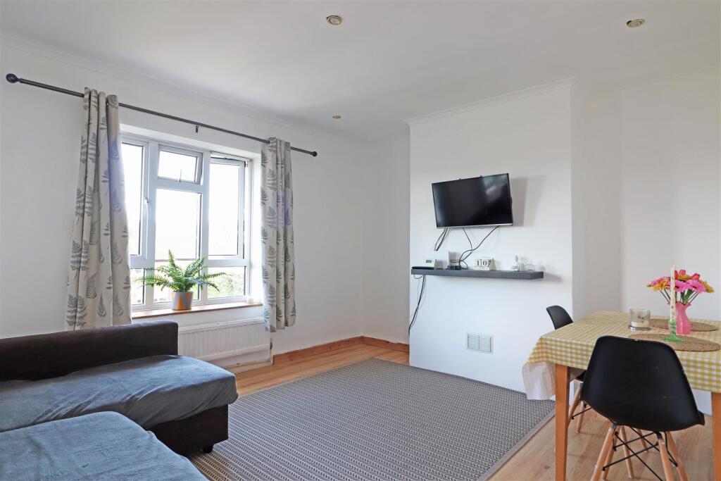 Apartment in Reigate and Banstead, Surrey - View 2