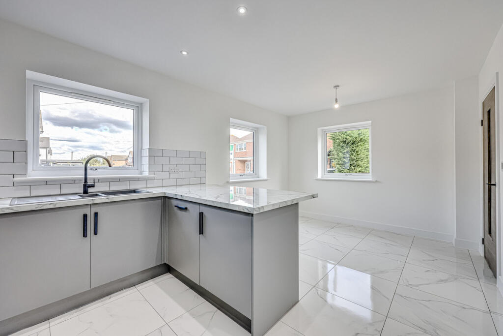 Grosvenor Road, Orsett, RM16 photo 4