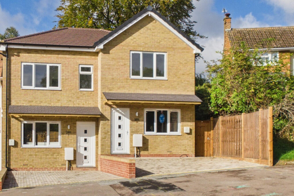 2-bed terraced on Northridge Way, Hemel Hempstead, HP1, £485,000
