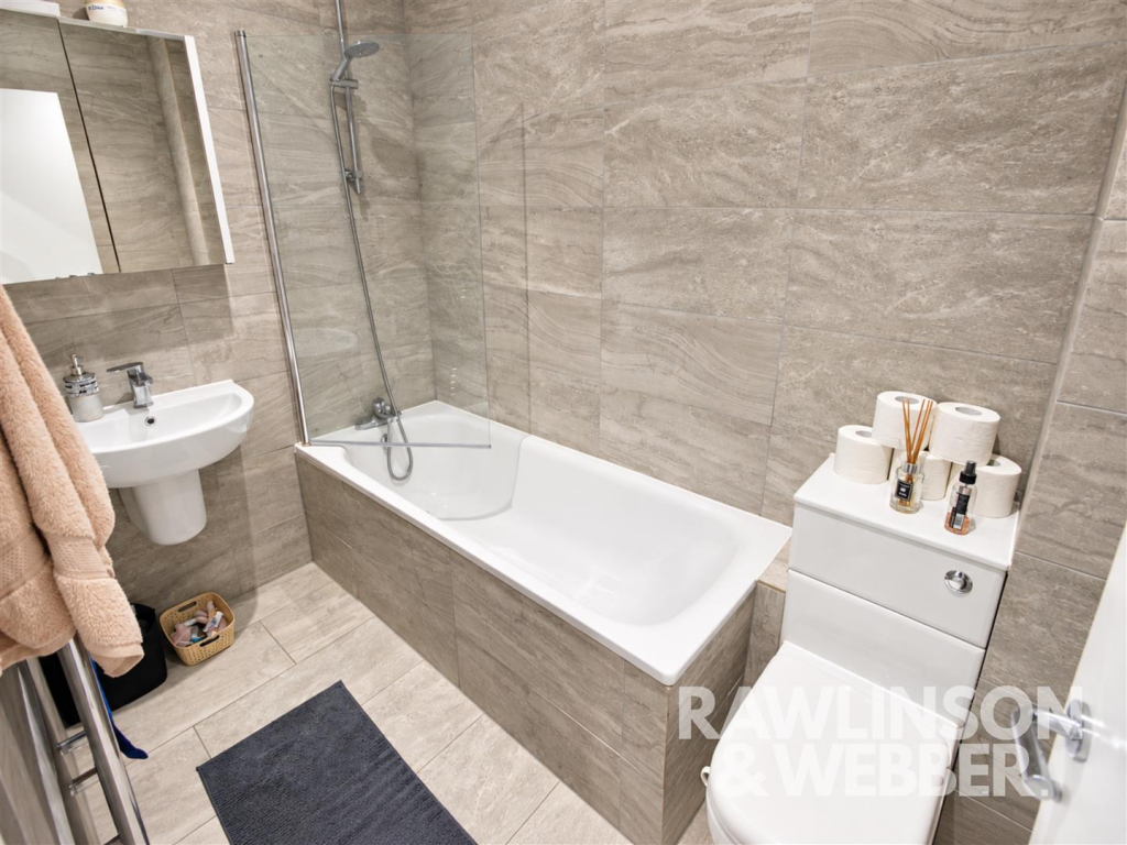 Apartment in Kingston upon Thames - More