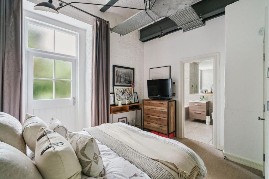 Apartment in London - More