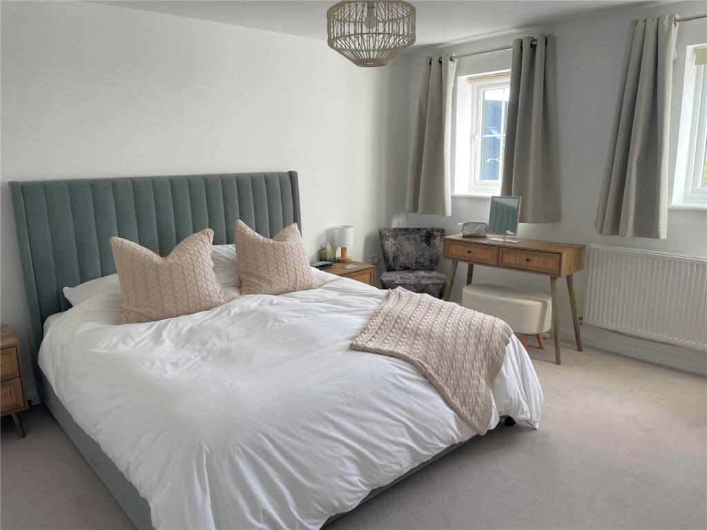 House in East Grinstead, Ashplats - More
