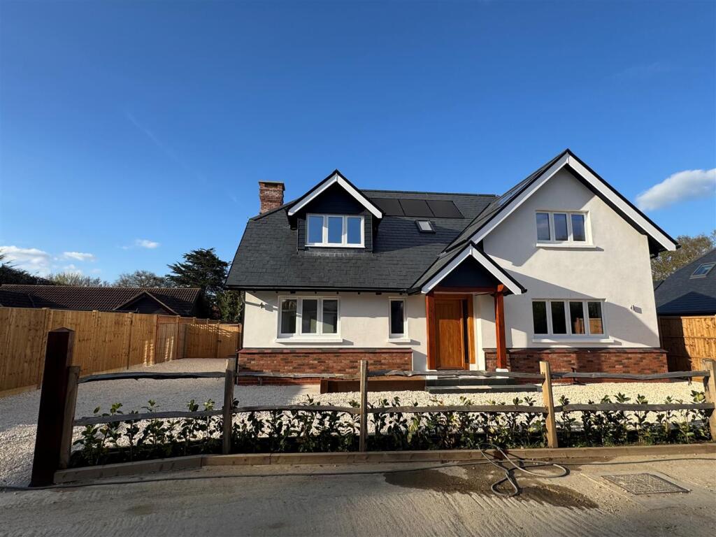 4-bed detached on Stoney Hills, Burnham-On-Crouch, £750,000