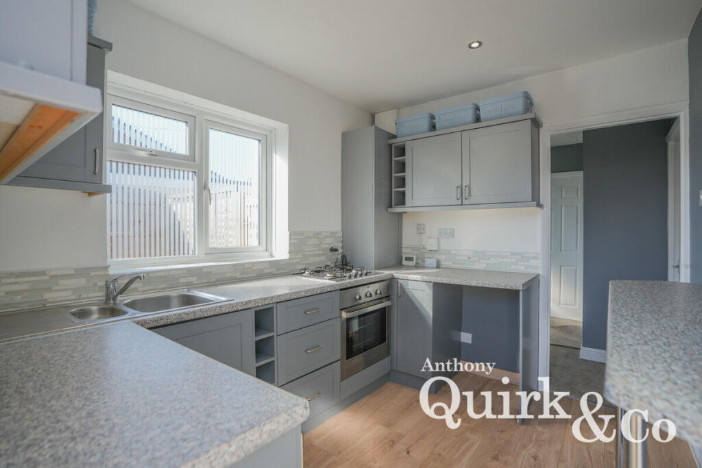 Corona Road, Canvey Island, SS8 - View 5