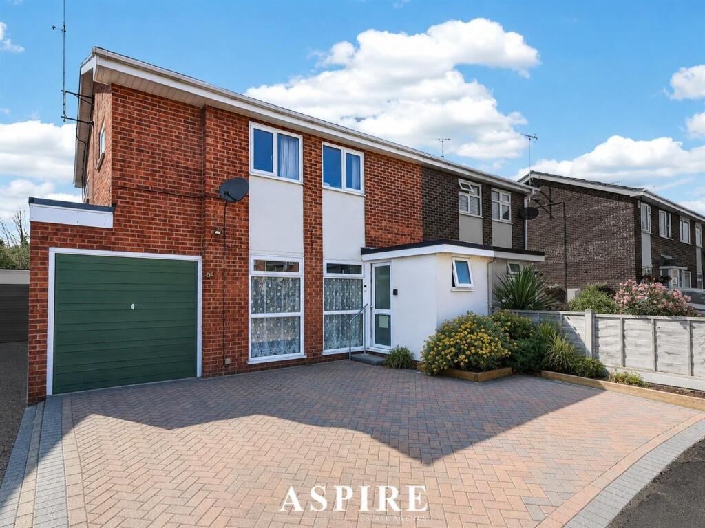 3-bed semi-detached on Rectory Avenue, Rochford, £400,000