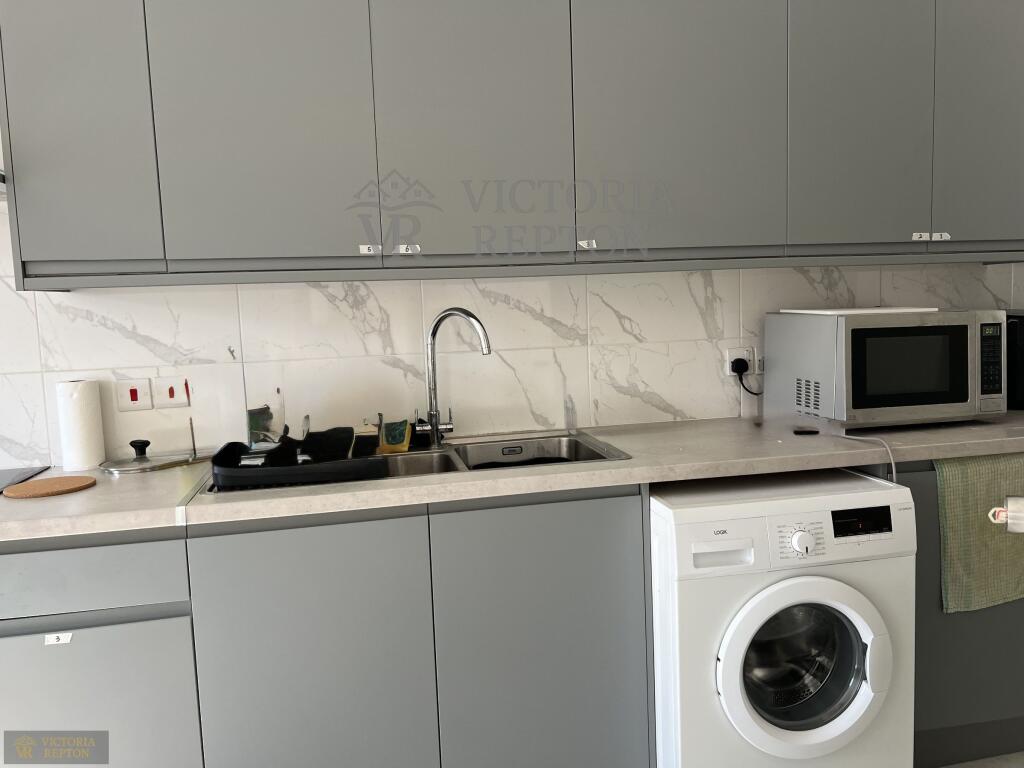 6 bedroom semi-detached house for rent