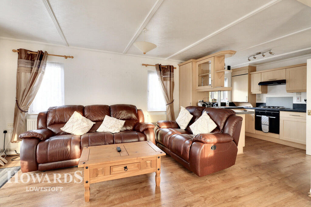 Beach Farm, Arbor Lane, LOWESTOFT photo 4