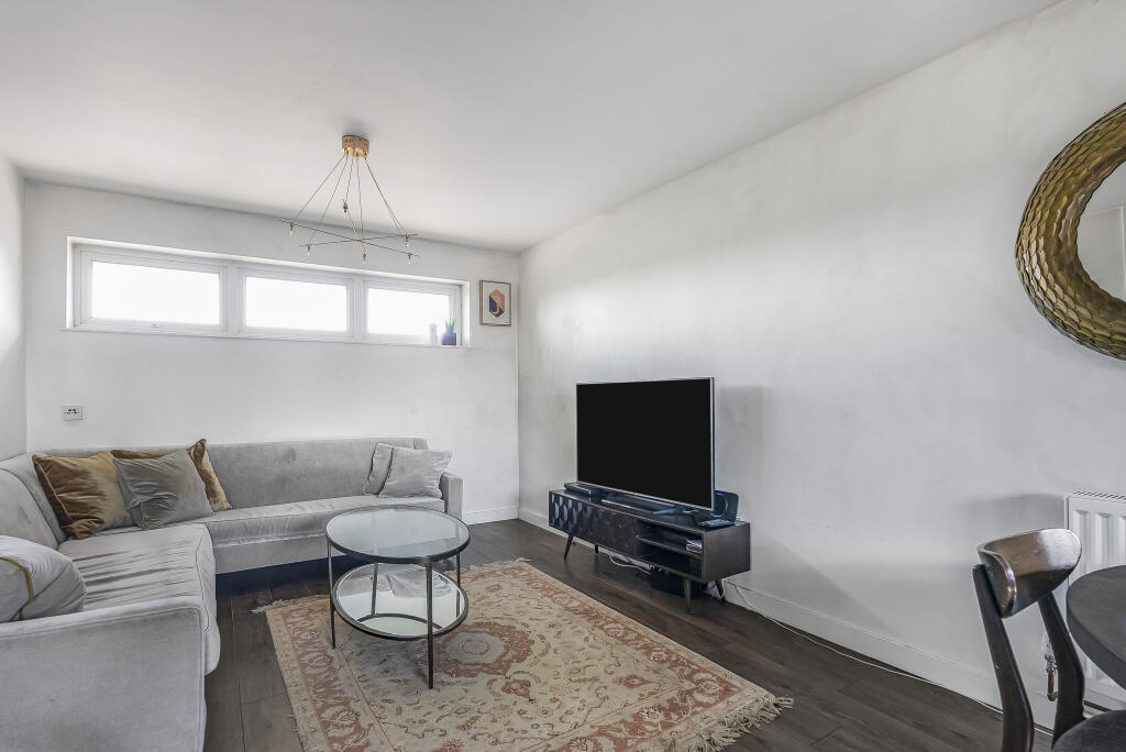 Apartment in Welwyn Hatfield, Hertfordshire - View 3