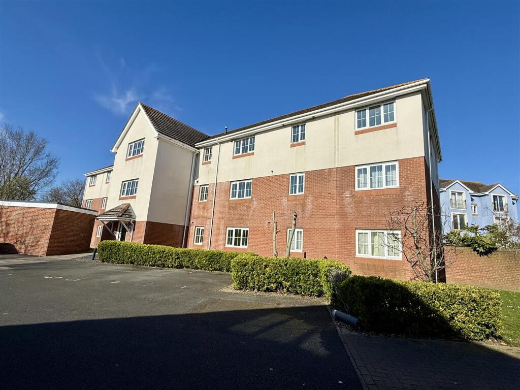 2-bed flat on Snowberry Road, Newport, £150,000