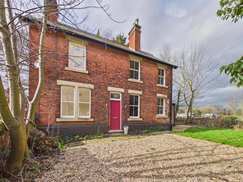 3-bed detached on Old Chester Road, Derby, £300,000
