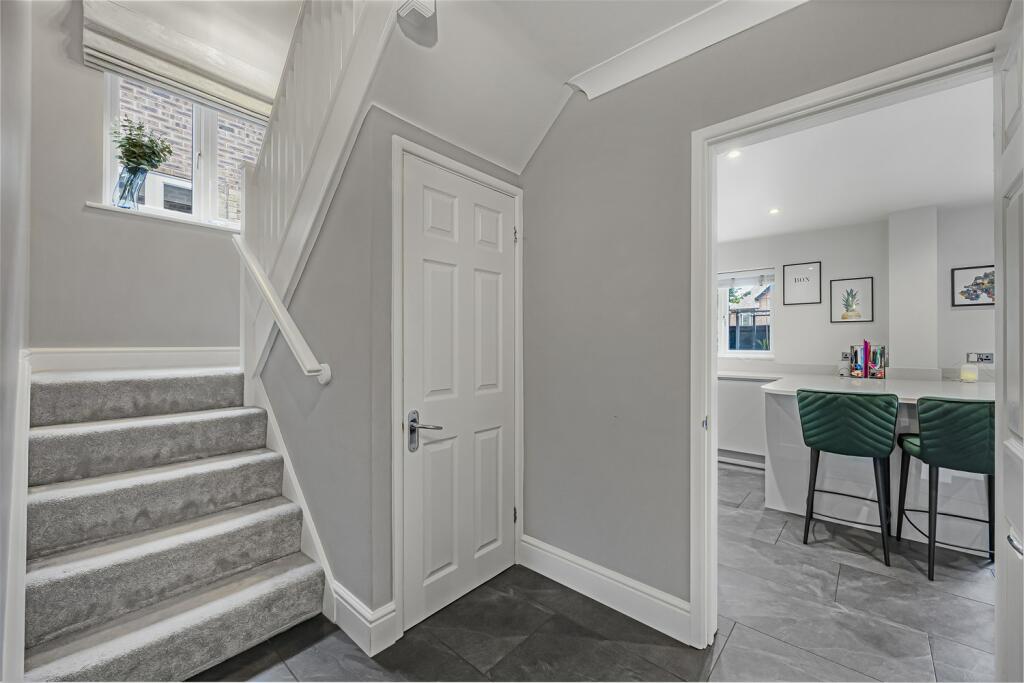 Pinewood Drive, Caversham Heights, Reading photo 4