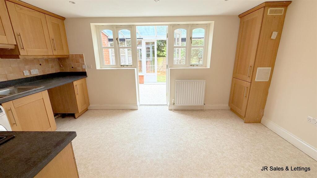 Tolmers Road, Cuffley photo 4
