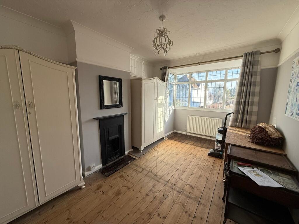 Woodberry Way, WALTON ON THE NAZE, CO14 photo 3